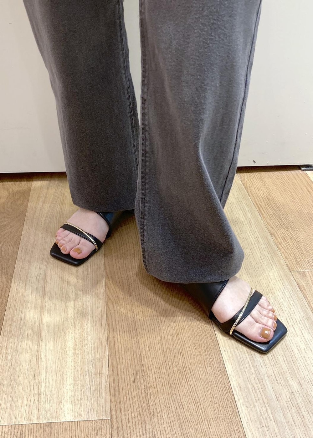 ブラック系のデニムパンツ、ブラック系のショルダーバッグ、ブラック系のサンダルを着用したレディースの夏コーディネートの7枚目の写真