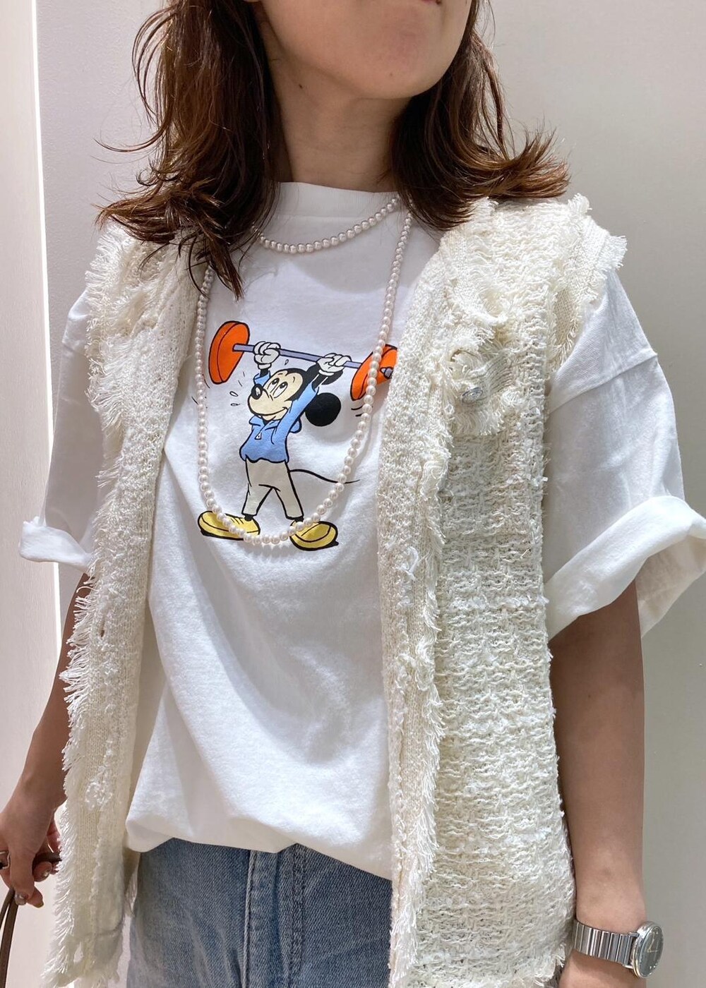 ホワイト系のカーディガン/ボレロ、ブラウン系のサンダル、ホワイト系のTシャツ/カットソーを着用したレディースの夏コーディネートの4枚目の写真