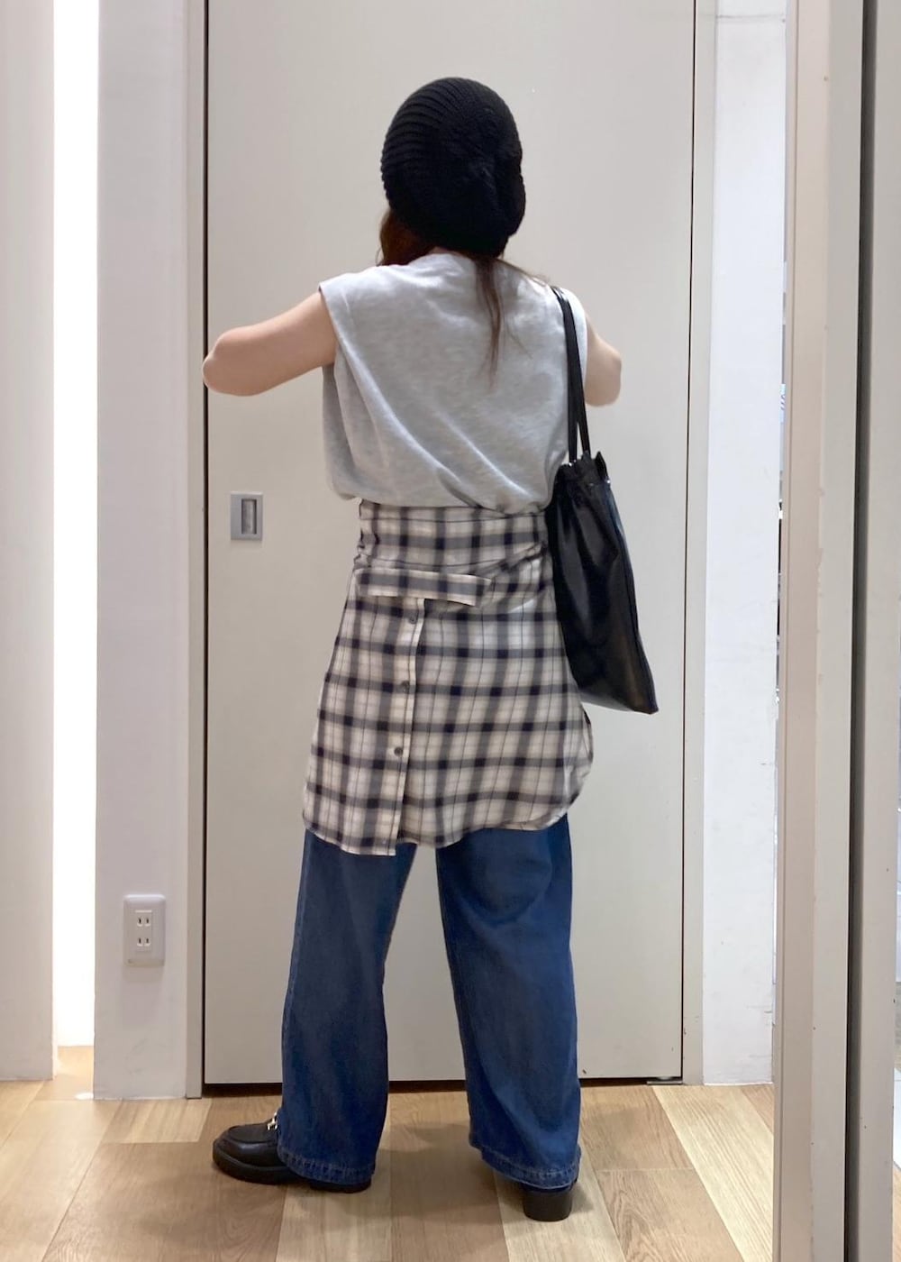 ホワイト系のシャツ/ブラウス、グレー系のTシャツ/カットソー、ブルー系のデニムパンツを着用したレディースの夏コーディネートの3枚目の写真