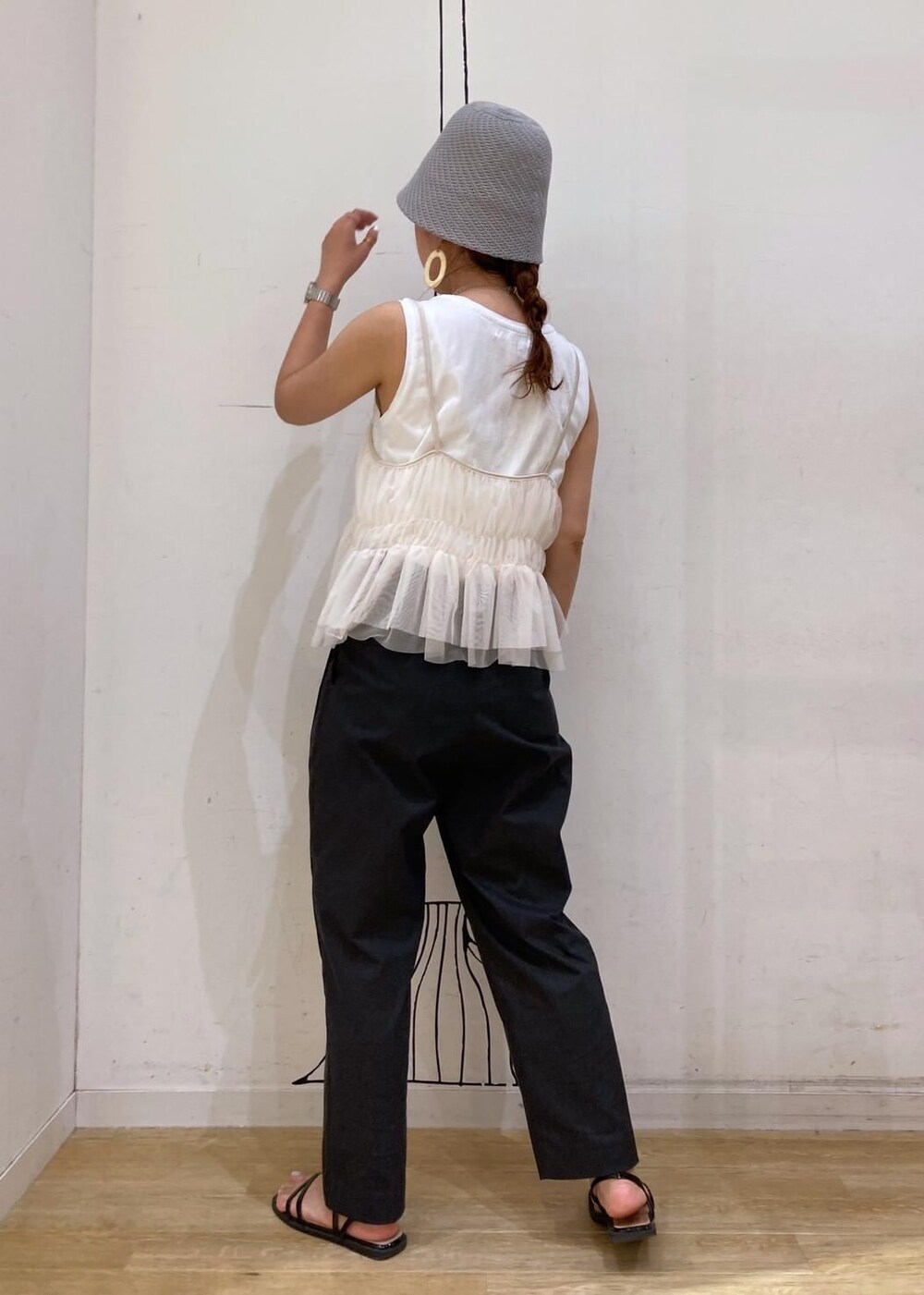 ブラック系のサンダル、ホワイト系のTシャツ/カットソー、イエロー系のショルダーバッグを着用したレディースの夏コーディネートの5枚目の写真