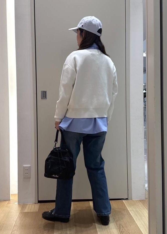 ブラック系のローファー、ホワイト系のカーディガン/ボレロ、ブルー系のシャツ/ブラウスを着用したレディースの冬コーディネートの3枚目の写真