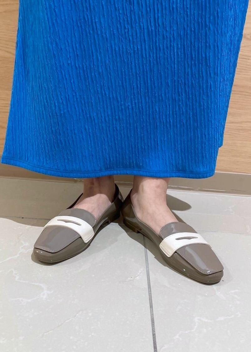 ホワイト系のトートバッグ、グレー系のレインシューズ、ホワイト系のシャツ/ブラウスを着用したレディースの春コーディネートの4枚目の写真