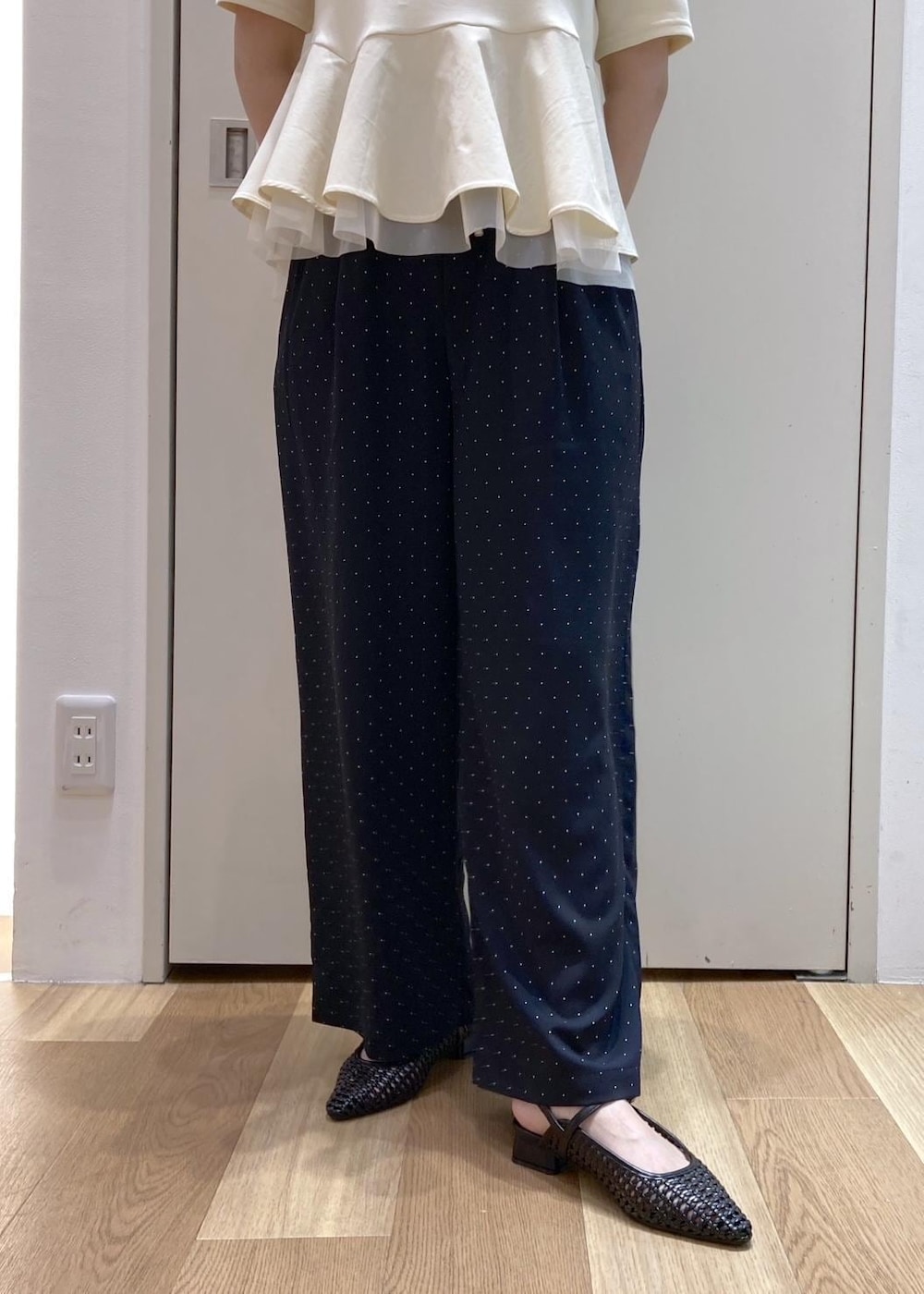 ブラック系のパンプス、ベージュ系のTシャツ/カットソー、ブルー系のその他パンツを着用したレディースの春コーディネートの4枚目の写真