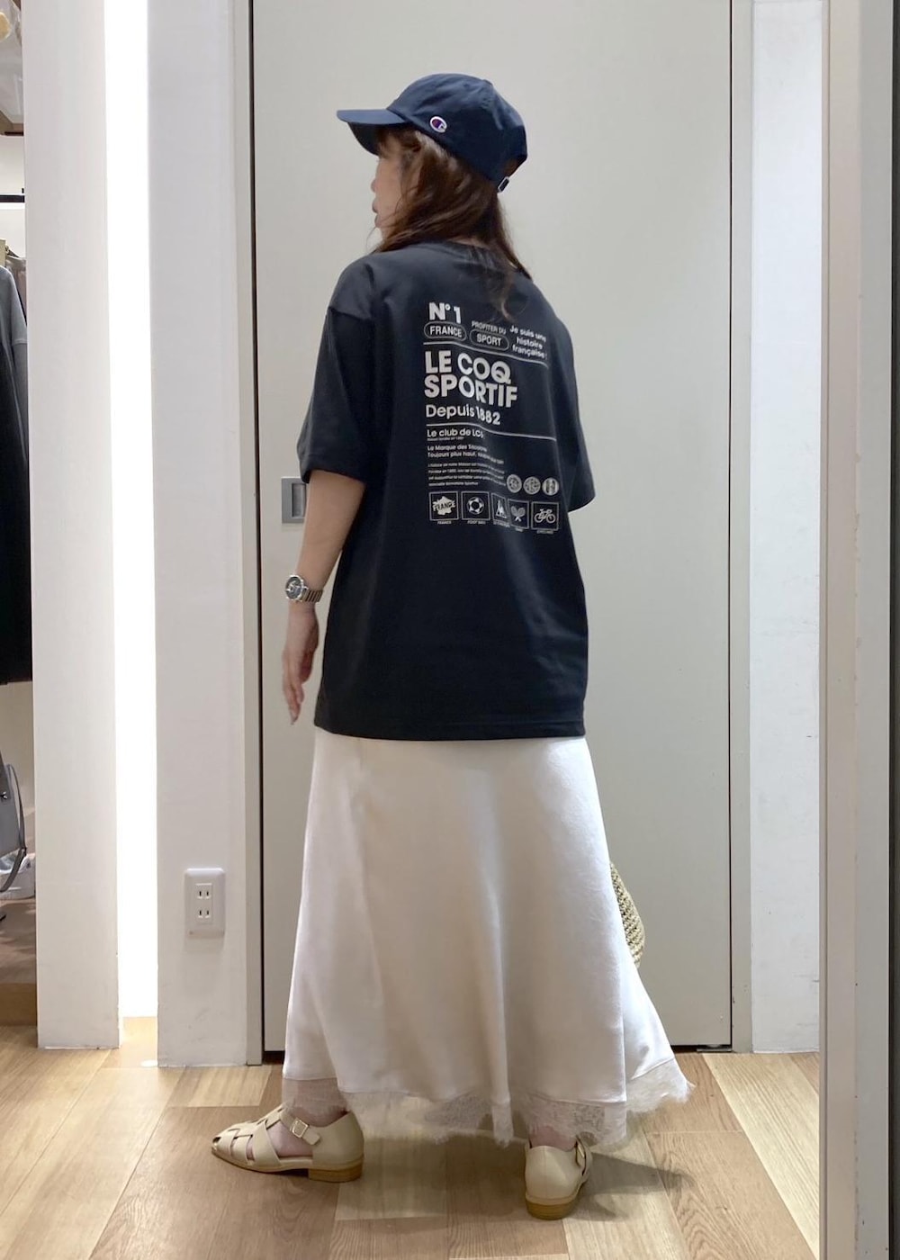 ベージュ系のサンダル、ホワイト系のスカート、ベージュ系のトートバッグを着用したレディースの春コーディネートの3枚目の写真