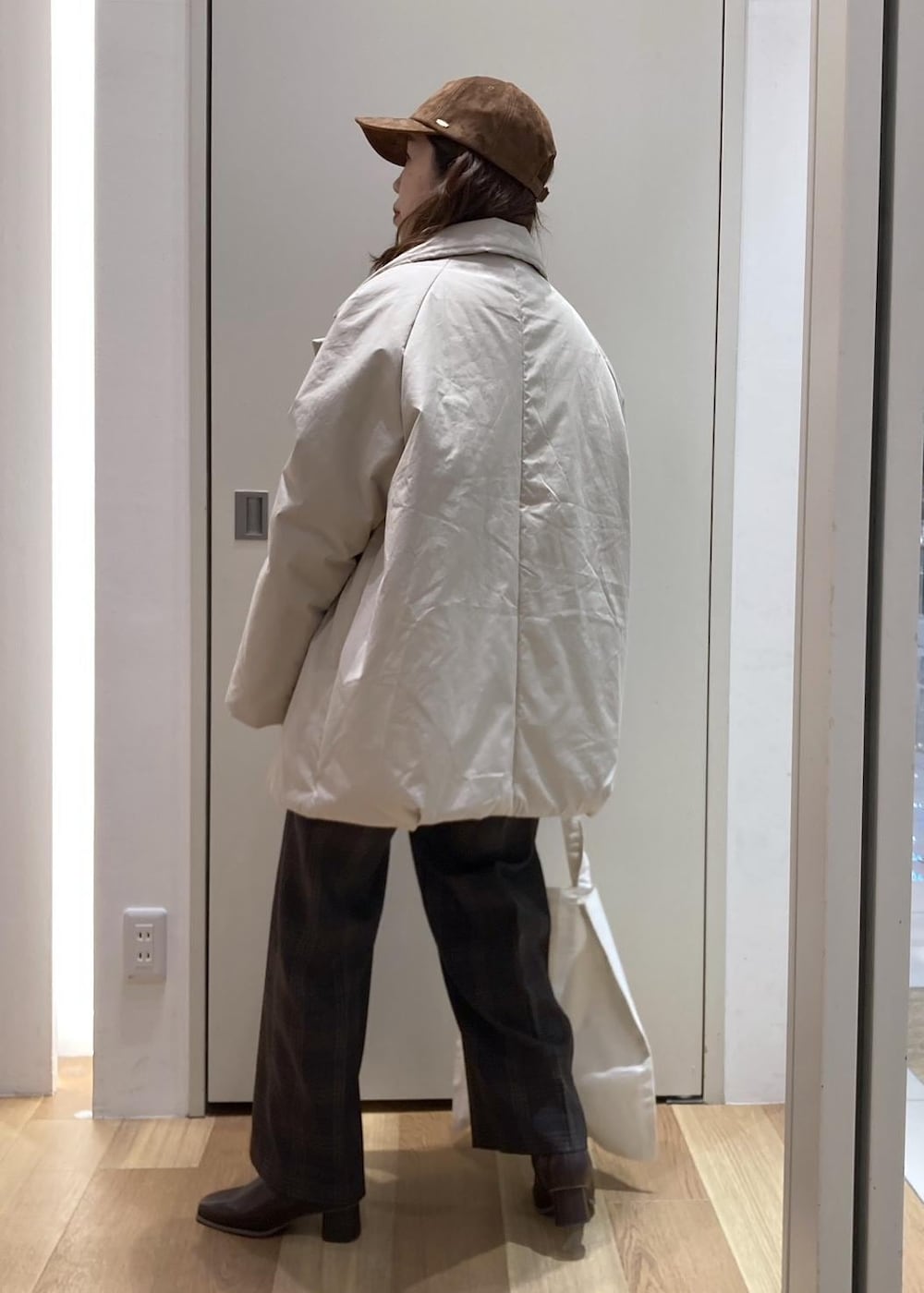 ホワイト系のニット/セーター、ブラウン系のブーツ、レッド系のニット/セーターを着用したレディースの秋コーディネートの3枚目の写真