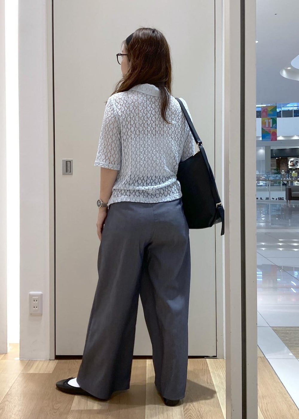 ブラック系のバレエシューズ、ブルー系のシャツ/ブラウス、ブラック系のショルダーバッグを着用したレディースの春コーディネートの3枚目の写真