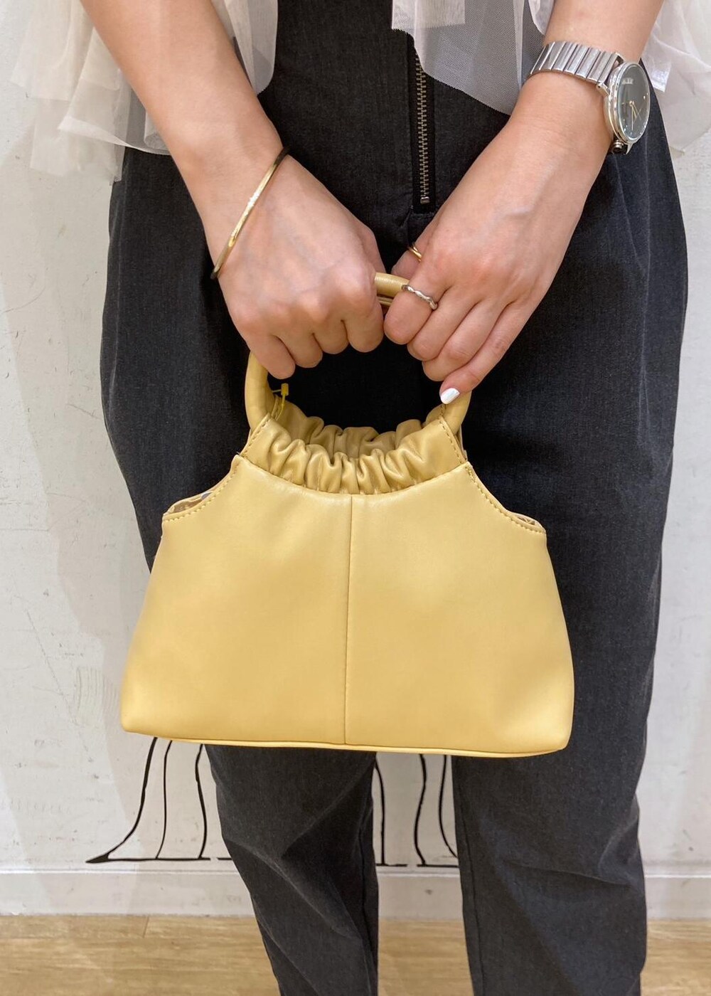 ブラック系のサンダル、ホワイト系のTシャツ/カットソー、イエロー系のショルダーバッグを着用したレディースの夏コーディネートの10枚目の写真