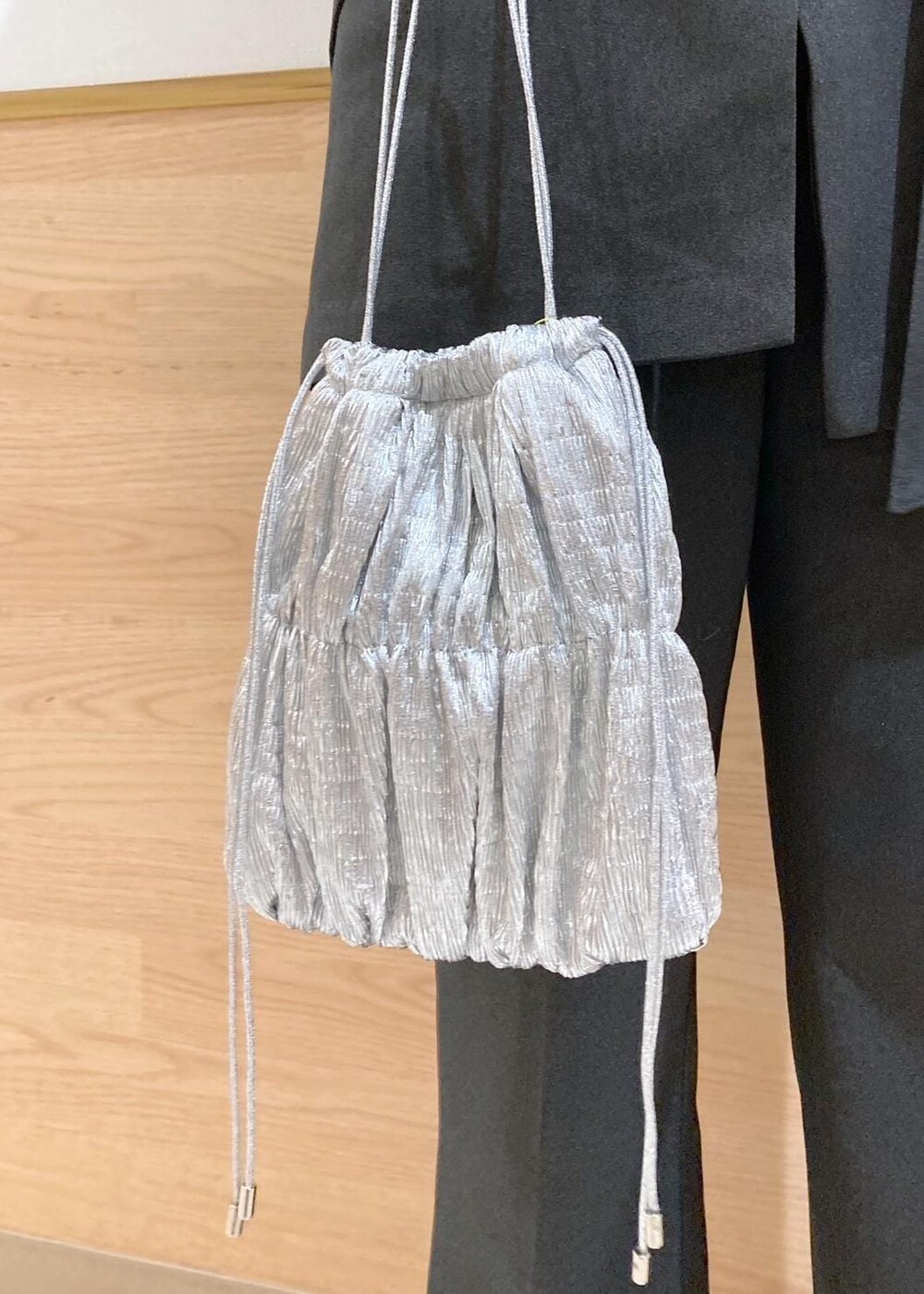 シルバー系のパンプス、ブラック系のニット/セーター、グレー系のその他パンツを着用したレディースの秋コーディネートの9枚目の写真