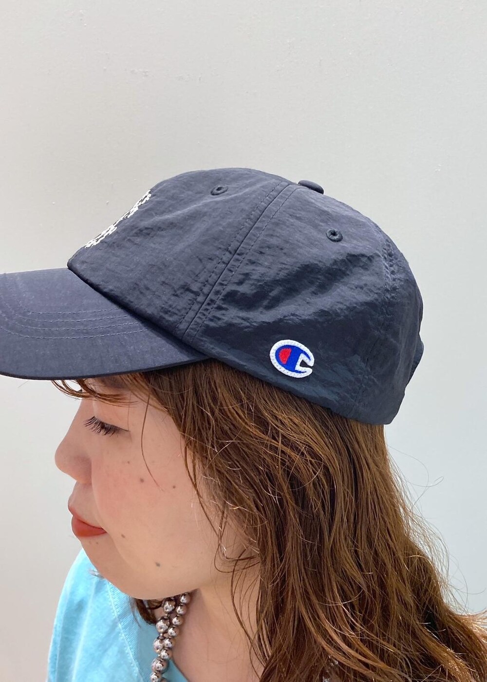 ブラック系のサンダル、ブラック系のハンドバッグ、ブルー系のTシャツ/カットソーを着用したレディースの夏コーディネートの9枚目の写真