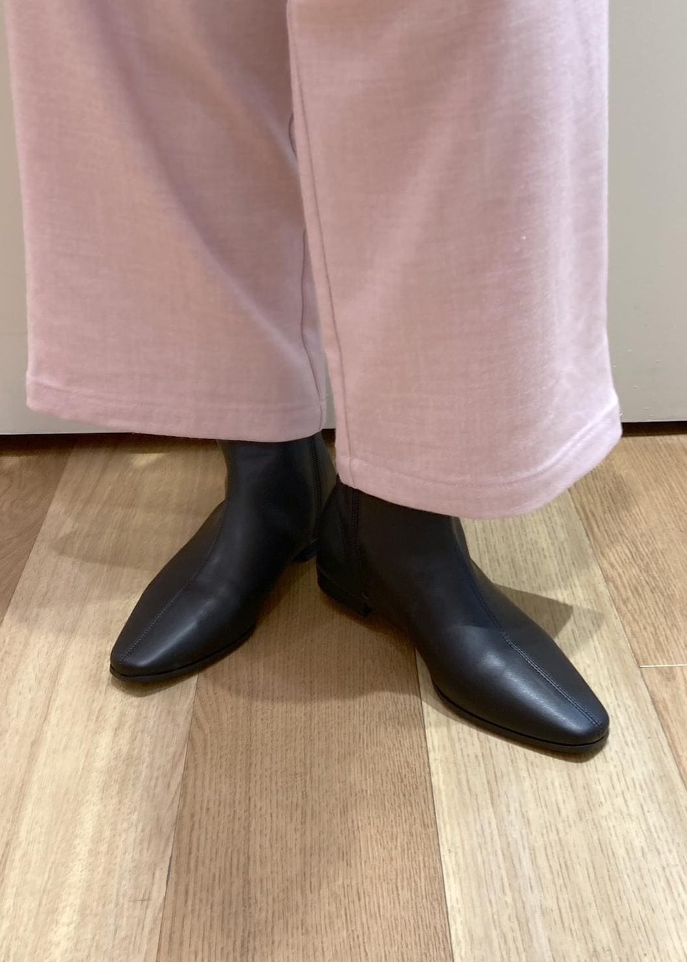ピンク系のその他パンツ、グレー系のカーディガン/ボレロ、ブラック系のブーツを着用したレディースの秋コーディネートの6枚目の写真
