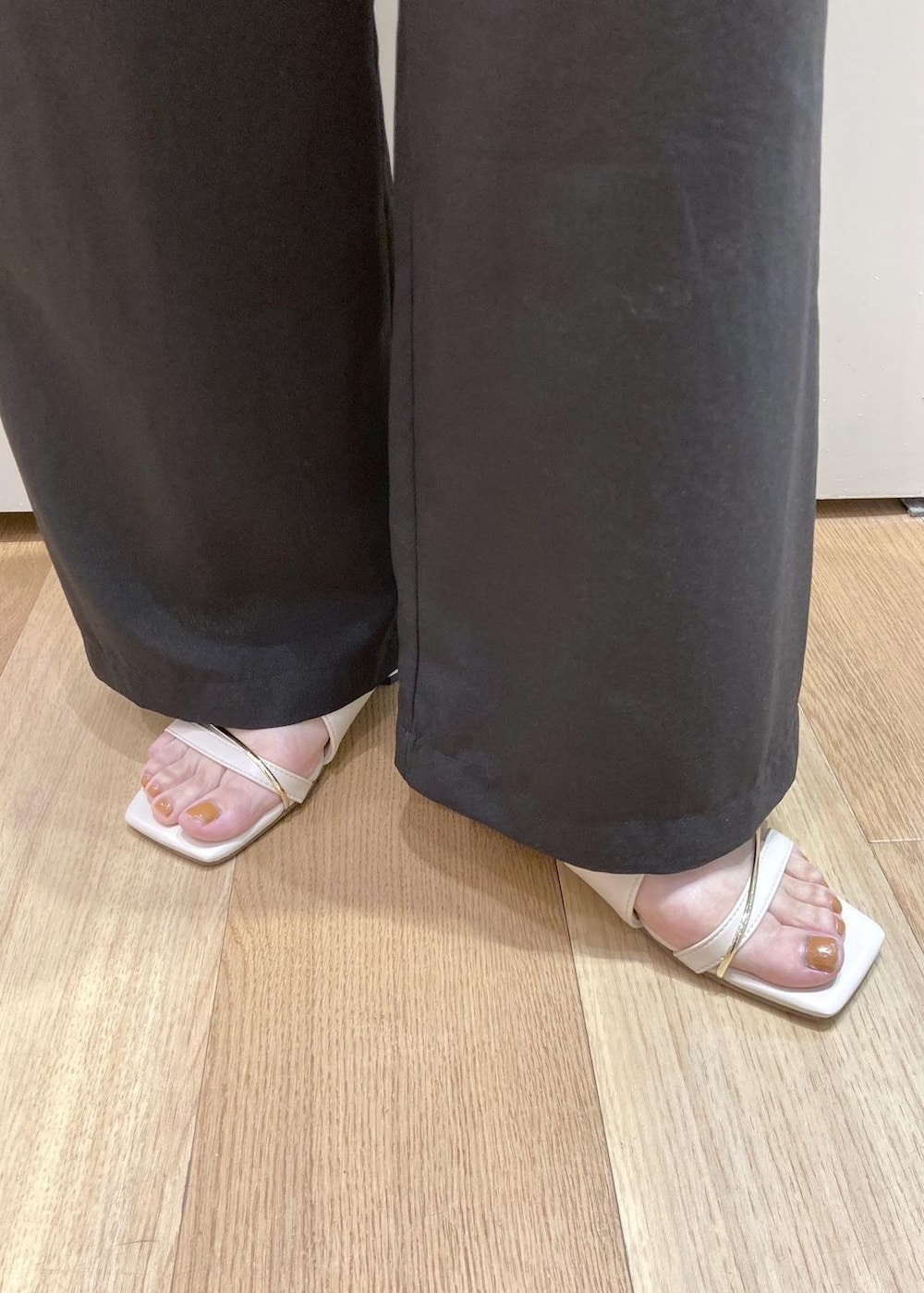 ブラック系のその他パンツ、ホワイト系のショルダーバッグ、ブラウン系のTシャツ/カットソーを着用したレディースの夏コーディネートの7枚目の写真