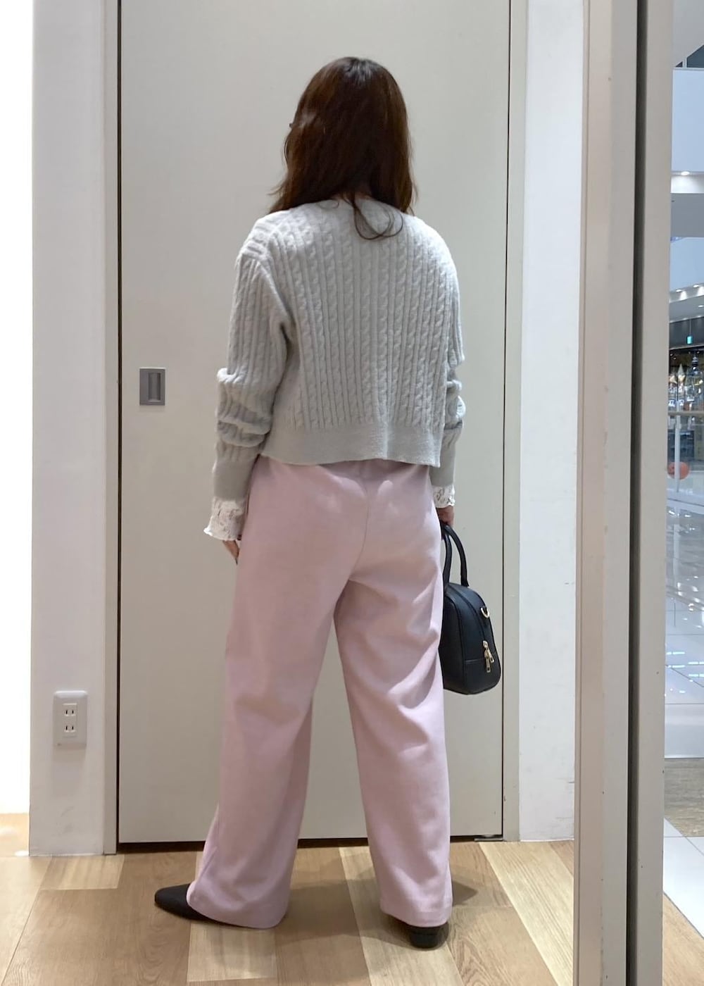 ピンク系のその他パンツ、グレー系のカーディガン/ボレロ、ブラック系のブーツを着用したレディースの秋コーディネートの3枚目の写真