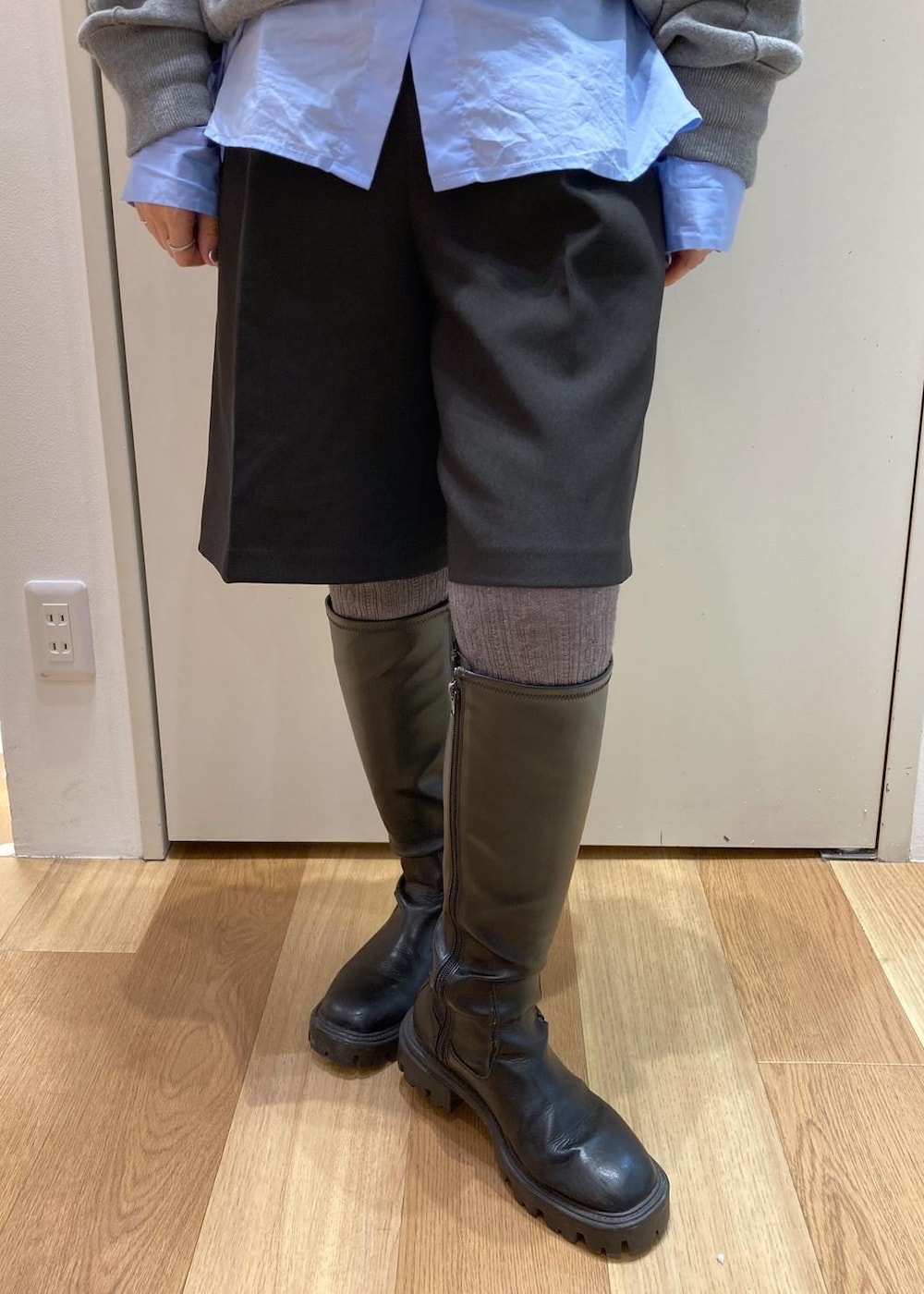 グリーン系のショルダーバッグ、ブルー系のシャツ/ブラウス、グレー系のニット/セーターを着用したレディースの秋コーディネートの6枚目の写真