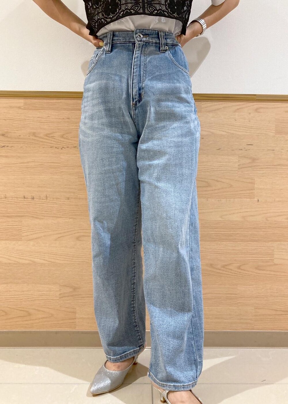 ホワイト系のTシャツ/カットソー、シルバー系のパンプス、ブラック系のキャミソールを着用したレディースの夏コーディネートの6枚目の写真