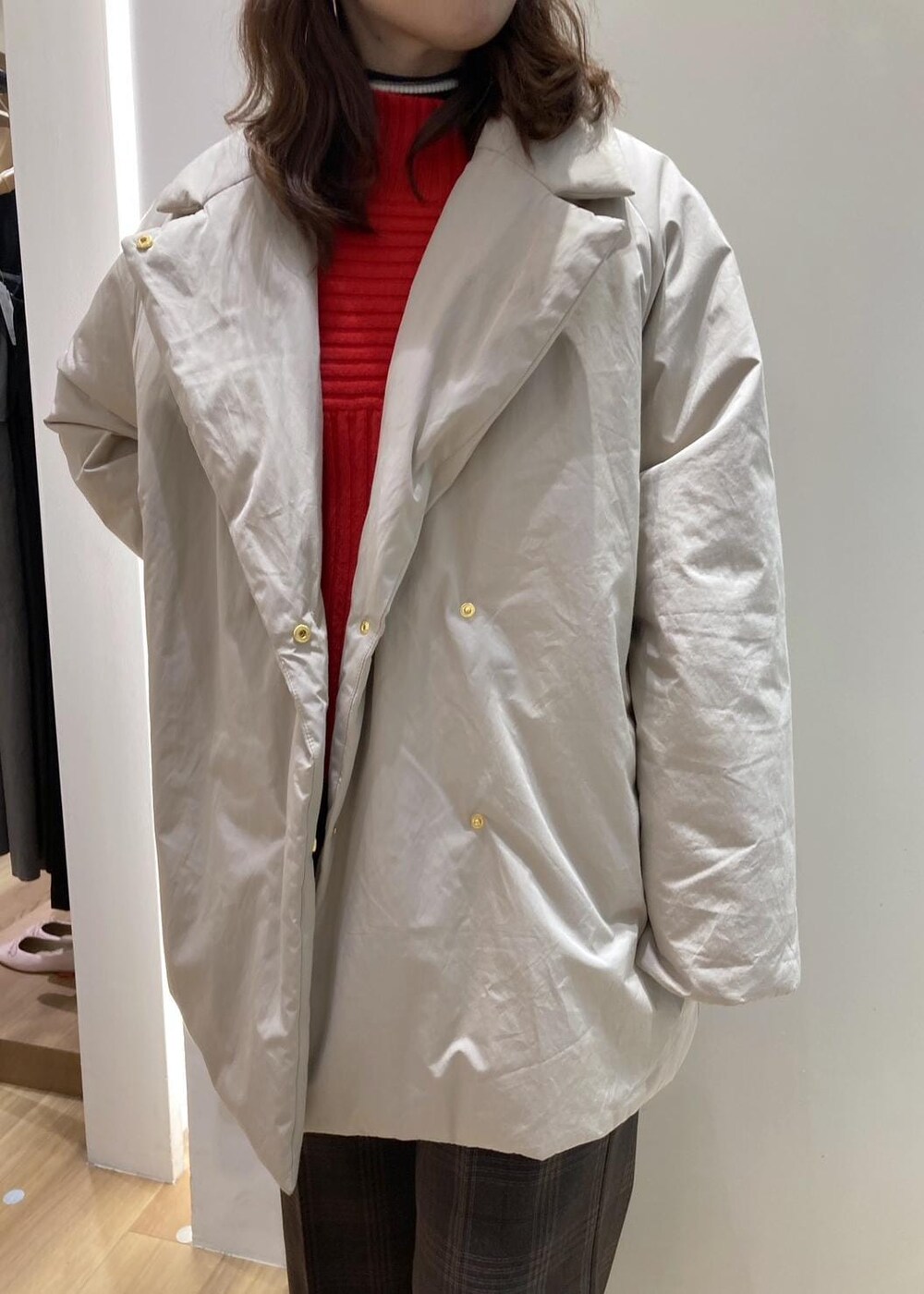 ホワイト系のニット/セーター、ブラウン系のブーツ、レッド系のニット/セーターを着用したレディースの秋コーディネートの4枚目の写真