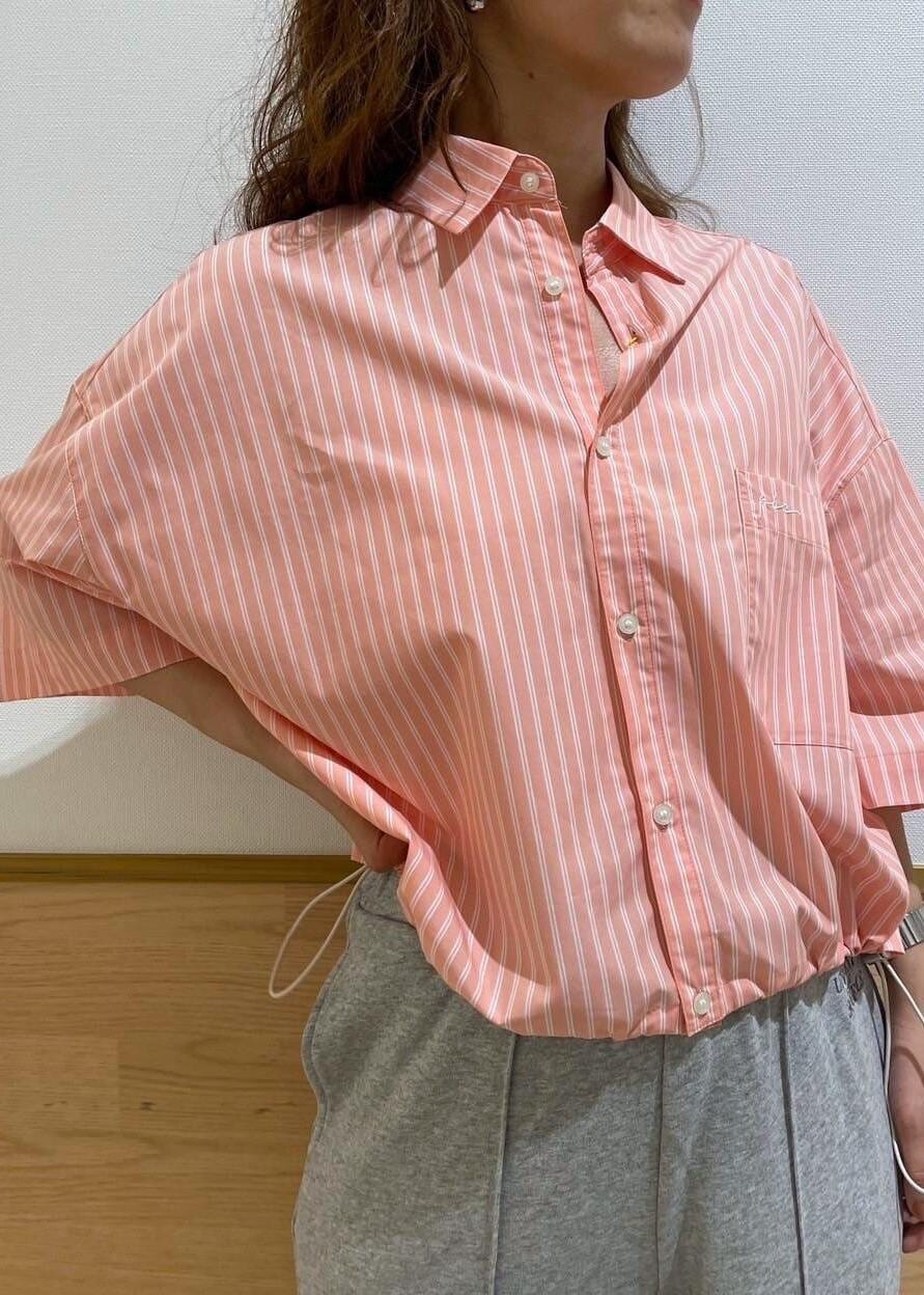 ブラック系のサンダル、ブラック系のショルダーバッグ、グレー系のスウェットパンツを着用したレディースの春コーディネートの2枚目の写真