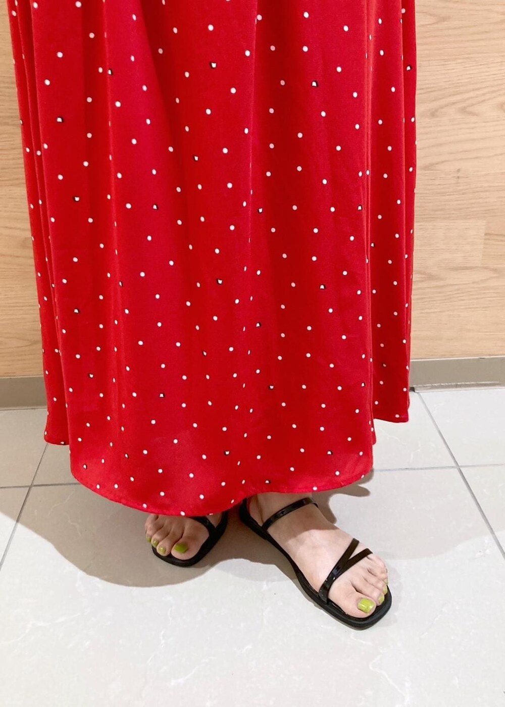 ブラック系のサンダル、シルバー系のショルダーバッグ、ブルー系のベストを着用したレディースの春コーディネートの6枚目の写真