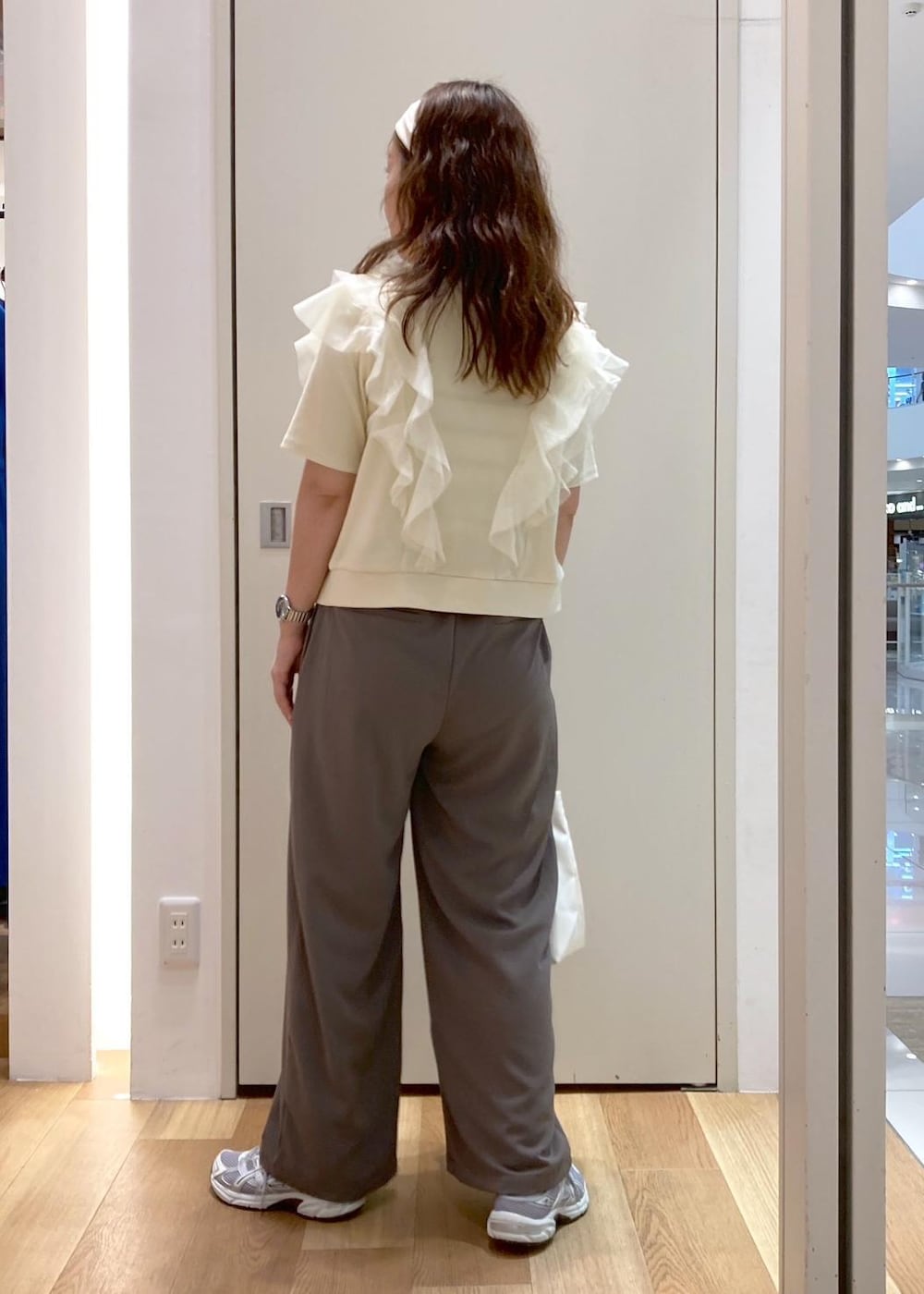 ホワイト系のトートバッグ、ホワイト系のニット/セーター、ベージュ系のTシャツ/カットソーを着用したレディースの夏コーディネートの3枚目の写真