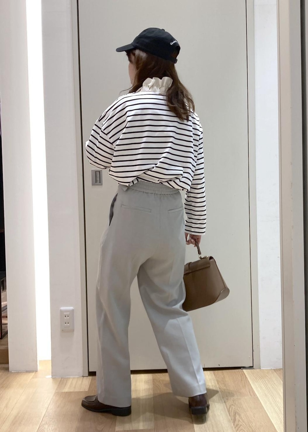 ブラック系のTシャツ/カットソー、ブラウン系のローファー、グリーン系のその他パンツを着用したレディースの冬コーディネートの3枚目の写真