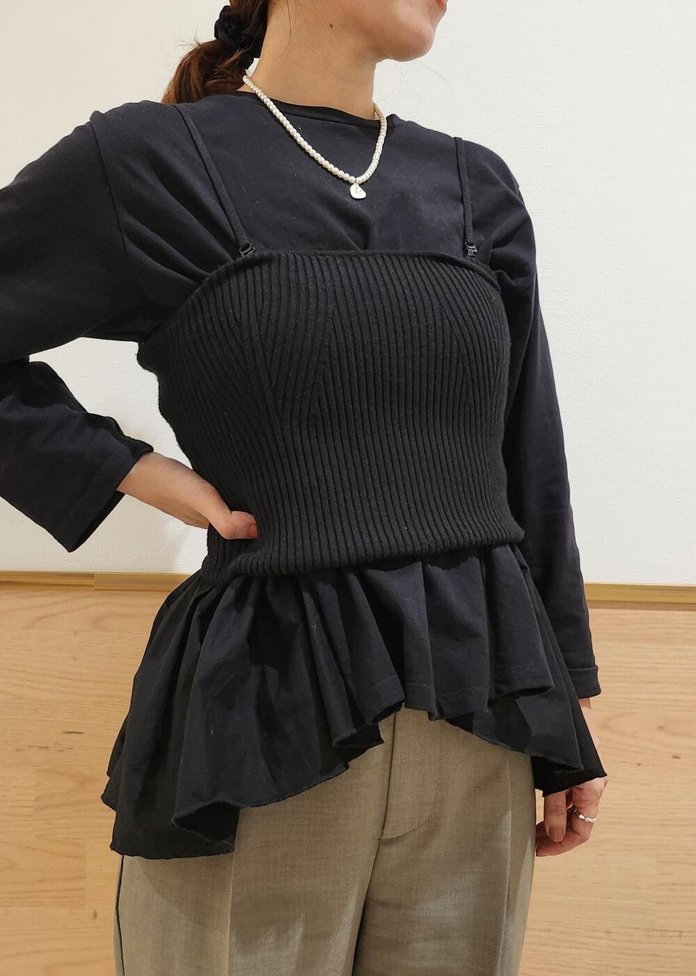 ブラウン系のその他パンツ、レッド系のショルダーバッグ、ブラック系のベストを着用したレディースの秋コーディネートの2枚目の写真