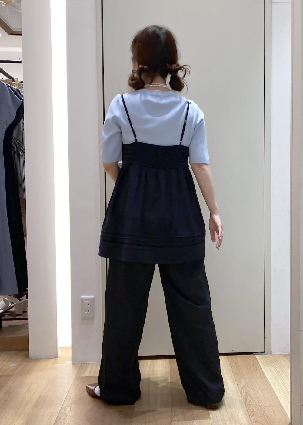 ブラウン系のボストンバッグ、ブラウン系のパンプス、ブラック系のシャツ/ブラウスを着用したレディースの春コーディネートの3枚目の写真