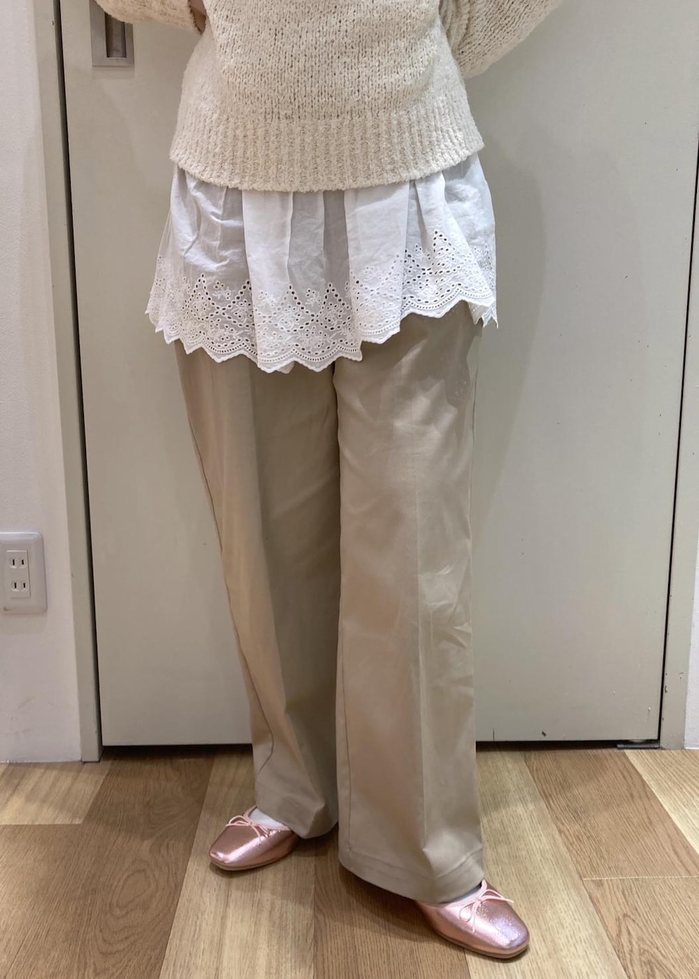 ベージュ系のチノパンツ、イエロー系のトートバッグ、ホワイト系のニット/セーターを着用したレディースの春コーディネートの7枚目の写真