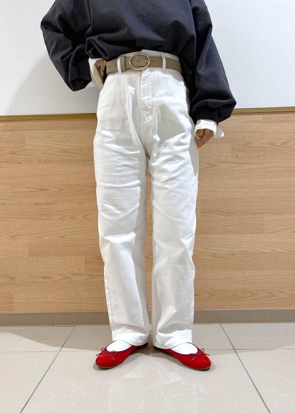 ブラック系のショルダーバッグ、ホワイト系のTシャツ/カットソー、グレー系のスウェットを着用したレディースの冬コーディネートの5枚目の写真