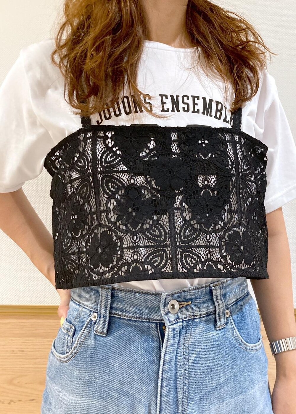 ホワイト系のTシャツ/カットソー、シルバー系のパンプス、ブラック系のキャミソールを着用したレディースの夏コーディネートの3枚目の写真