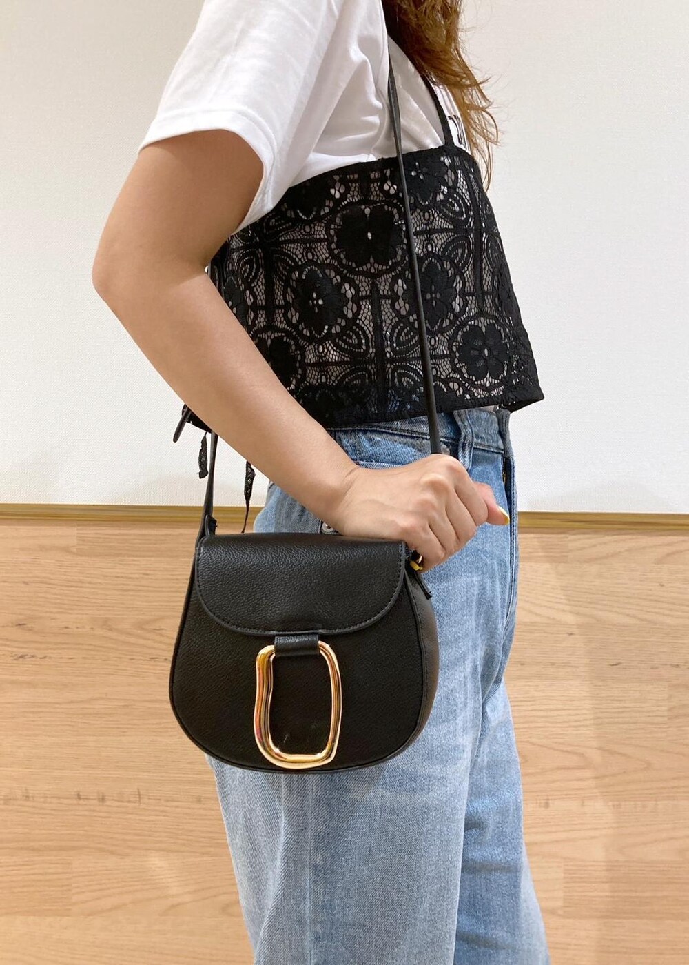 ホワイト系のTシャツ/カットソー、シルバー系のパンプス、ブラック系のキャミソールを着用したレディースの夏コーディネートの8枚目の写真