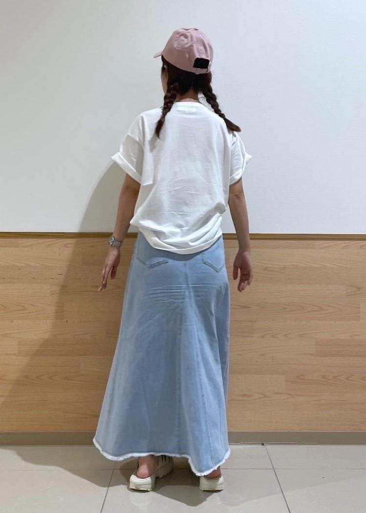 ホワイト系のサンダル、ブルー系のデニムスカート、ホワイト系のTシャツ/カットソーを着用したレディースの夏コーディネートの4枚目の写真