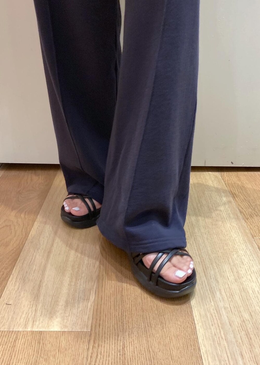 ブルー系のその他パンツ、ブラック系のサンダル、ホワイト系のシャツ/ブラウスを着用したレディースの夏コーディネートの8枚目の写真