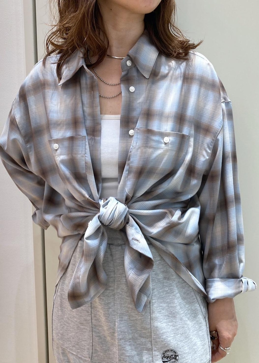 ブルー系のサンダル、ブルー系のシャツ/ブラウス、ブルー系のトートバッグを着用したレディースの夏コーディネートの5枚目の写真