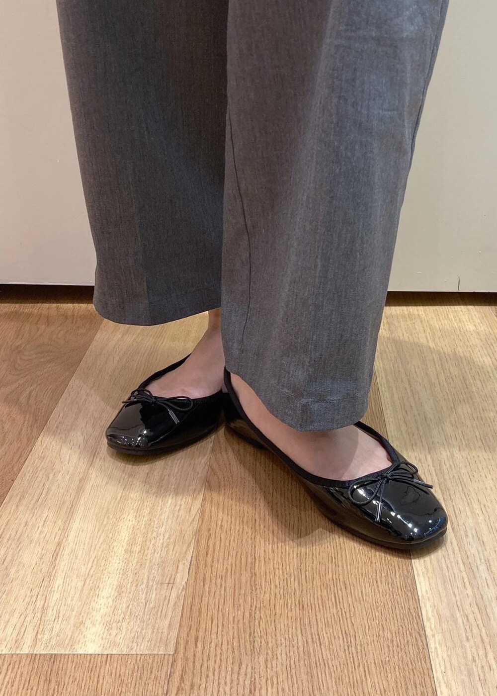 ブラック系のバレエシューズ、グレー系のチノパンツ、ホワイト系のシャツ/ブラウスを着用したレディースの夏コーディネートの8枚目の写真