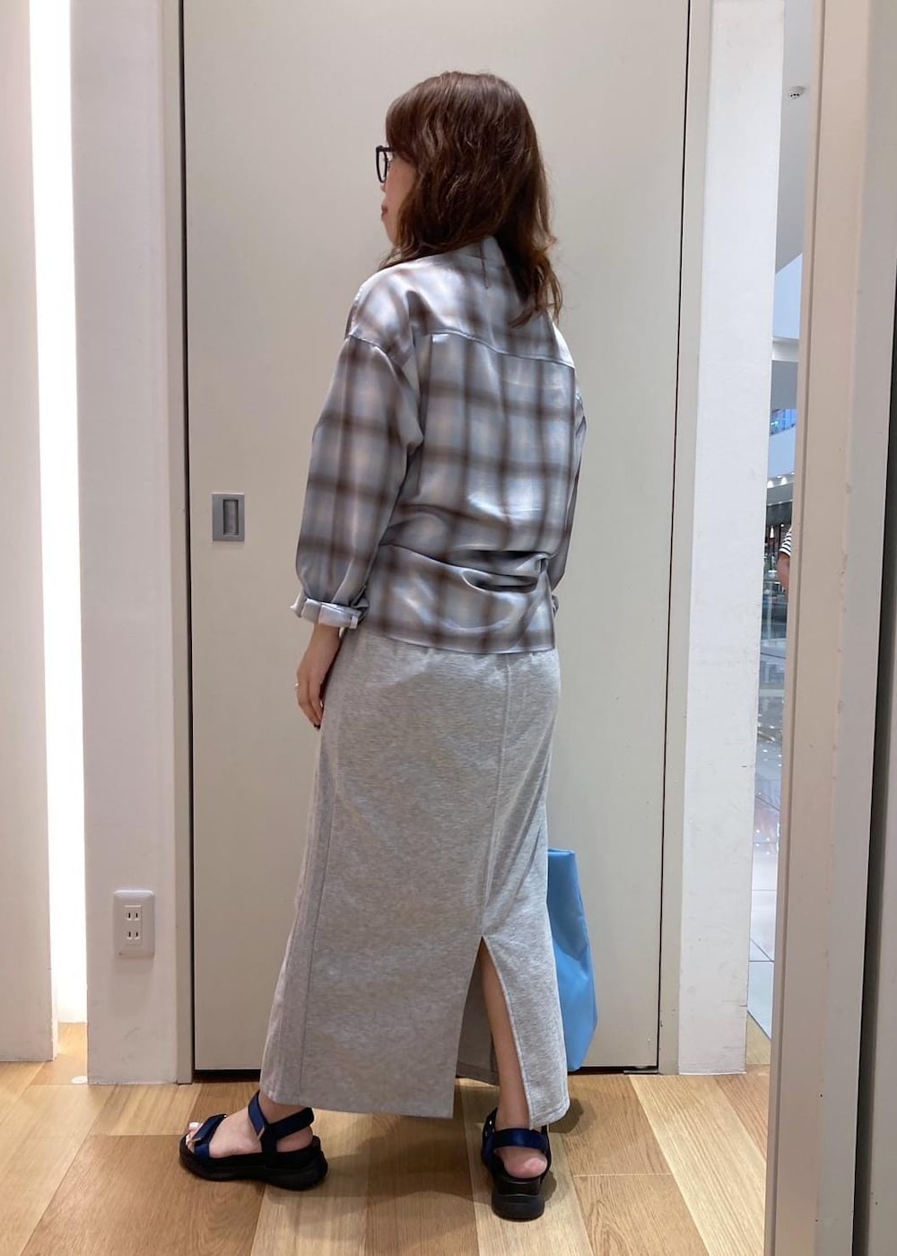 ブルー系のサンダル、ブルー系のシャツ/ブラウス、ブルー系のトートバッグを着用したレディースの夏コーディネートの4枚目の写真