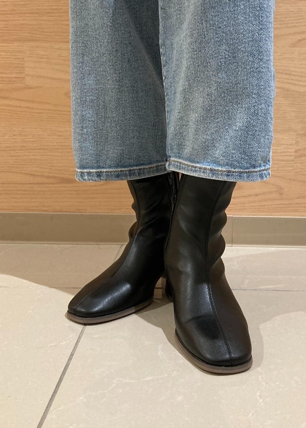 ホワイト系のシャツ/ブラウス、イエロー系のその他アウター、ブラック系のブーツを着用したレディースの秋コーディネートの8枚目の写真