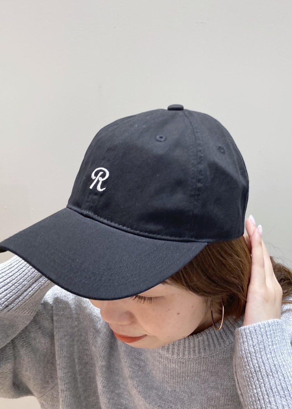 グレー系のニット/セーター、ホワイト系のスニーカー、ブラック系のショルダーバッグを着用したレディースの冬コーディネートの8枚目の写真