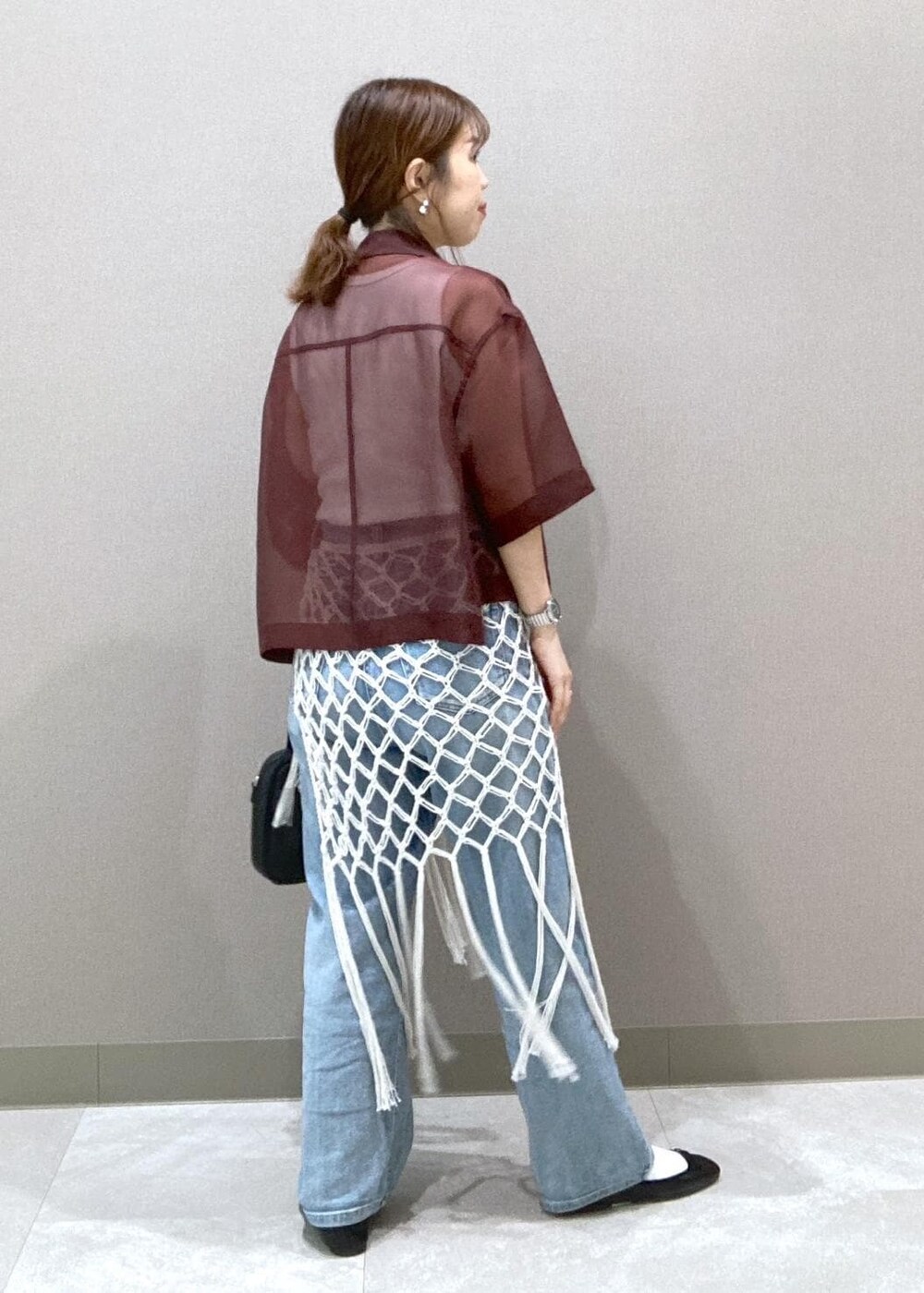 ホワイト系のスカート、ホワイト系のタンクトップ、ブラウン系のシャツ/ブラウスを着用したレディースの夏コーディネートの3枚目の写真