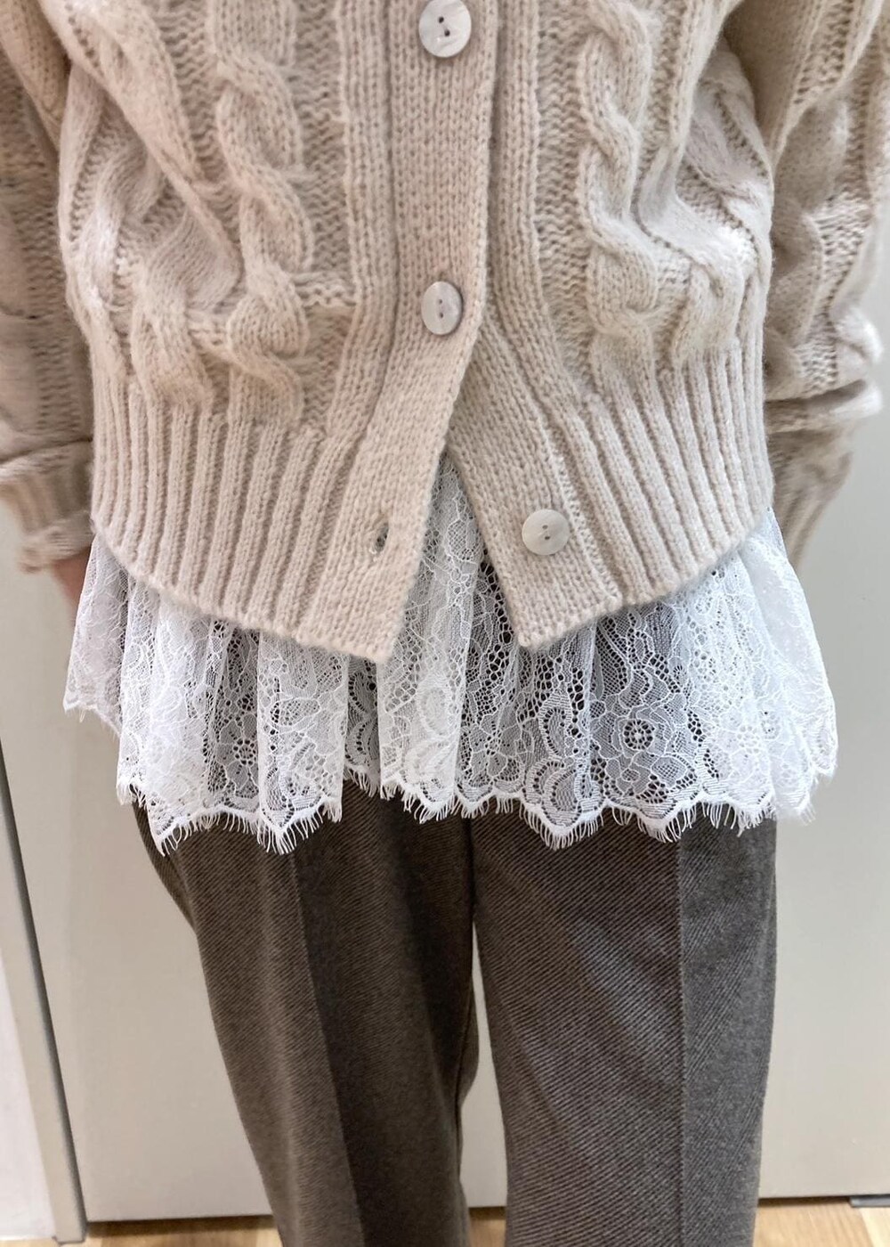 ホワイト系のニット/セーター、グレー系のブーツ、ブラウン系のその他パンツを着用したレディースの冬コーディネートの5枚目の写真
