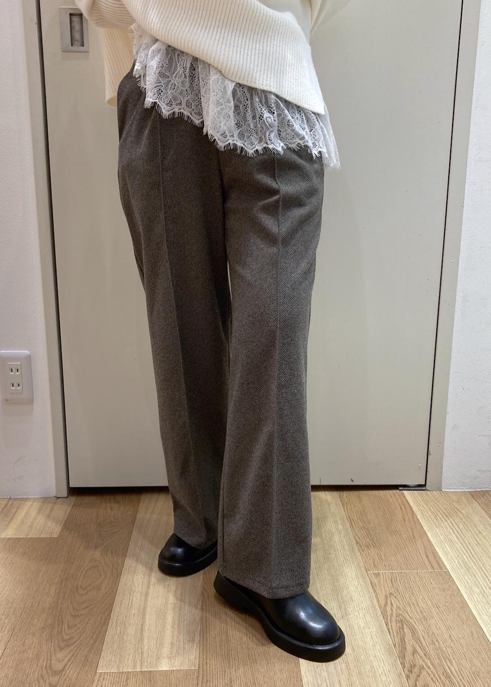 ホワイト系のニット/セーター、ブラウン系のその他パンツ、ブラック系のピーコートを着用したレディースの冬コーディネートの6枚目の写真