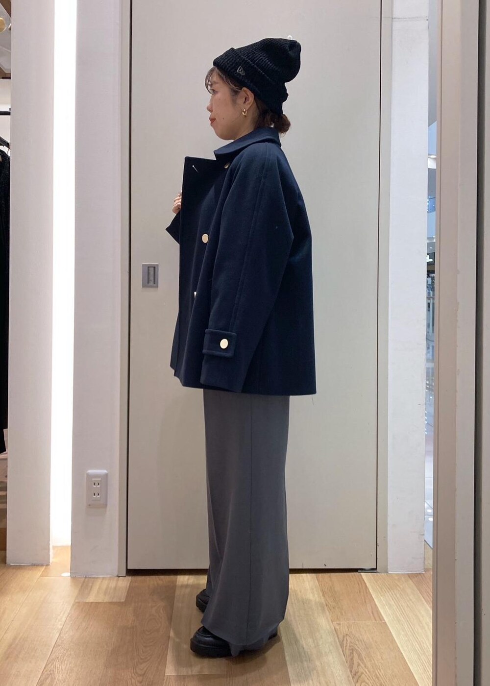 ブラック系のカーディガン/ボレロ、ブルー系のその他アウター、ホワイト系のTシャツ/カットソーを着用したレディースの秋コーディネートの2枚目の写真