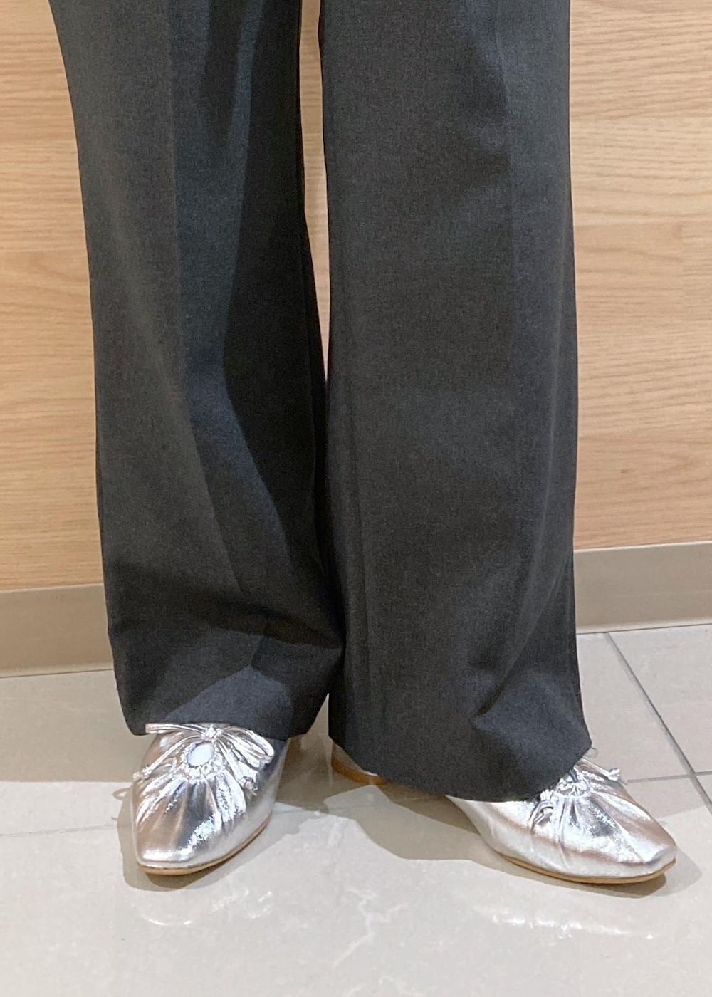 シルバー系のパンプス、ブラック系のニット/セーター、グレー系のその他パンツを着用したレディースの秋コーディネートの8枚目の写真