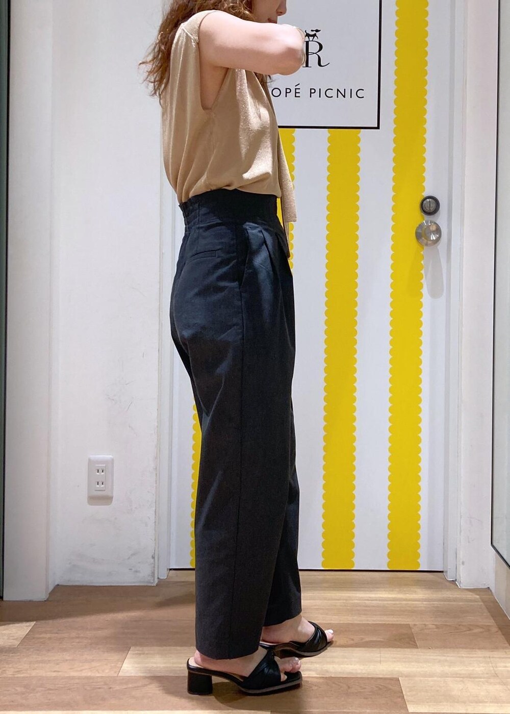 ブラック系のサンダル、ブラック系のショルダーバッグ、グレー系のその他パンツを着用したレディースの夏コーディネートの4枚目の写真