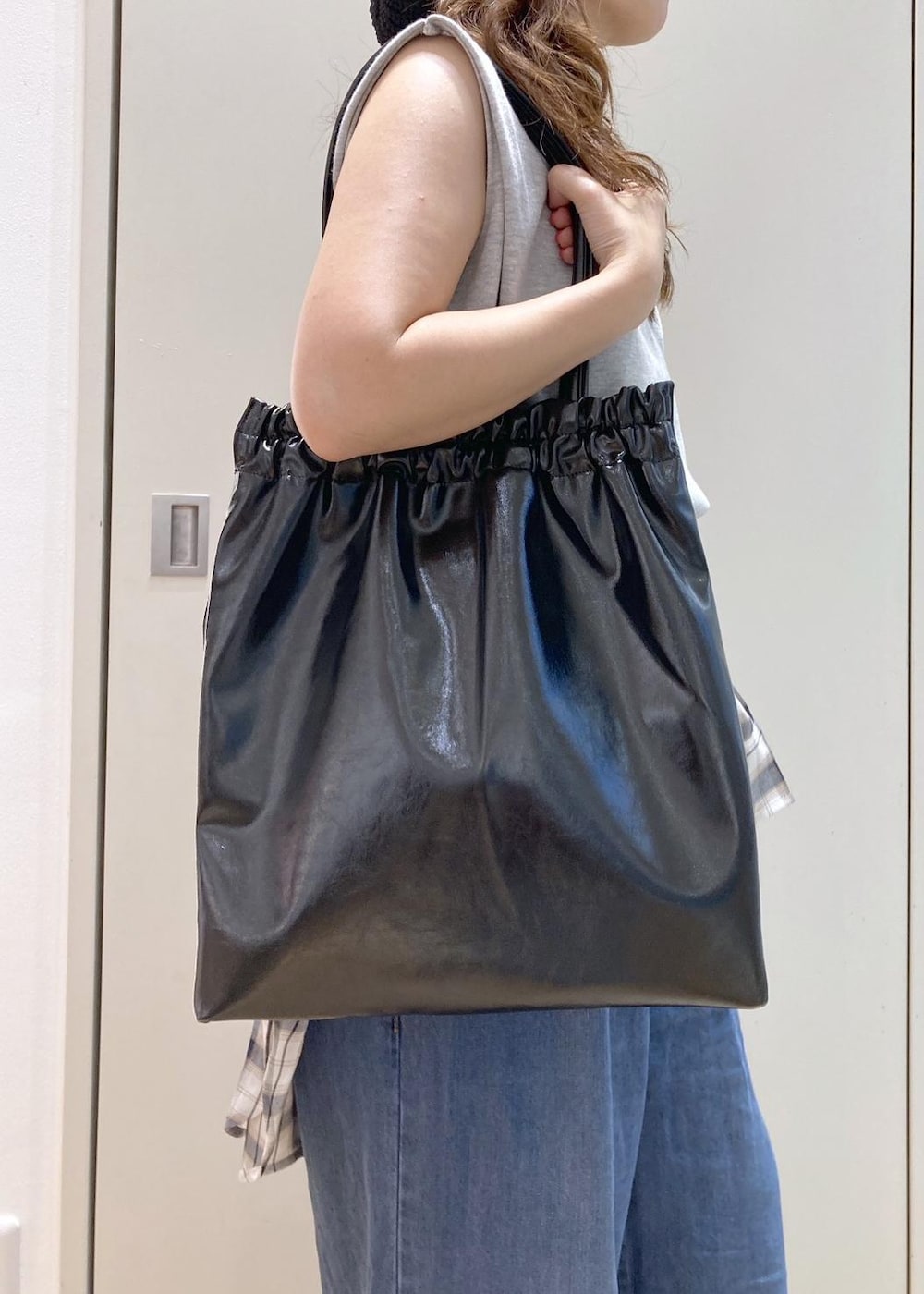 ホワイト系のシャツ/ブラウス、グレー系のTシャツ/カットソー、ブルー系のデニムパンツを着用したレディースの夏コーディネートの8枚目の写真