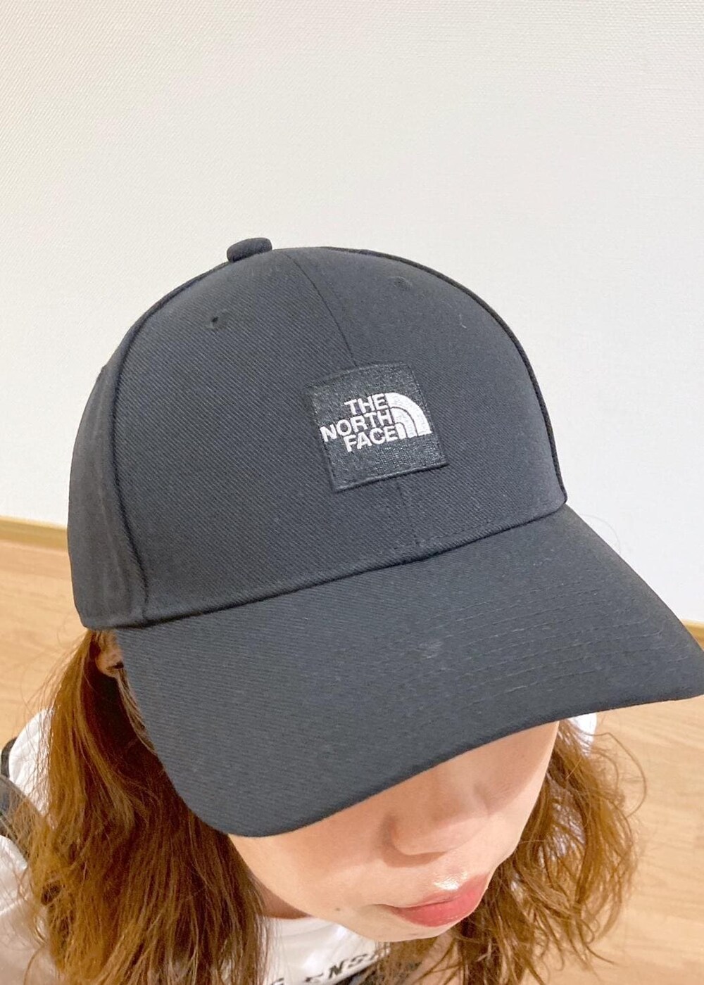 ホワイト系のTシャツ/カットソー、シルバー系のパンプス、ブラック系のキャミソールを着用したレディースの夏コーディネートの9枚目の写真