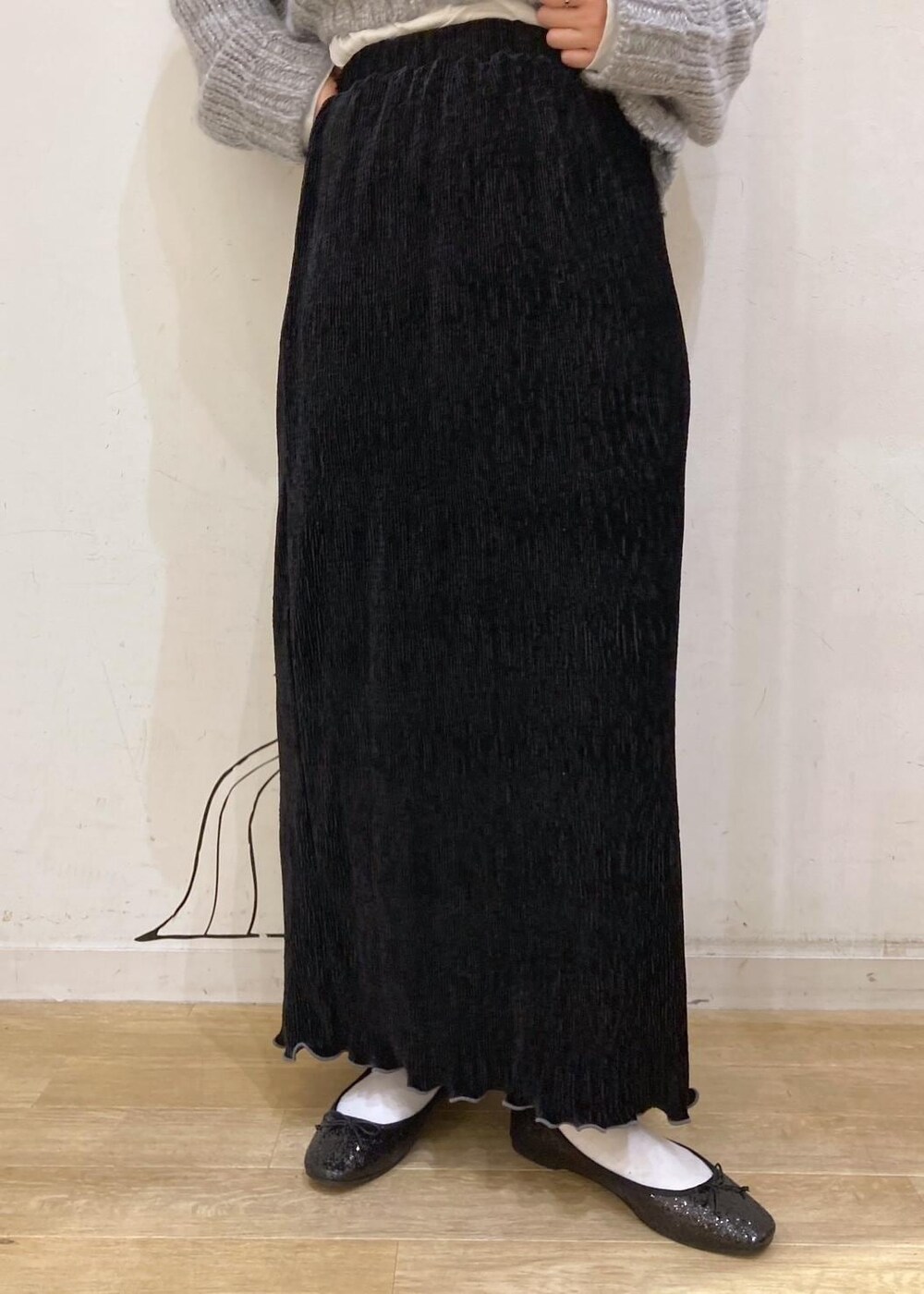 ホワイト系のTシャツ/カットソー、グレー系のニット/セーター、レッド系のトートバッグを着用したレディースの冬コーディネートの7枚目の写真