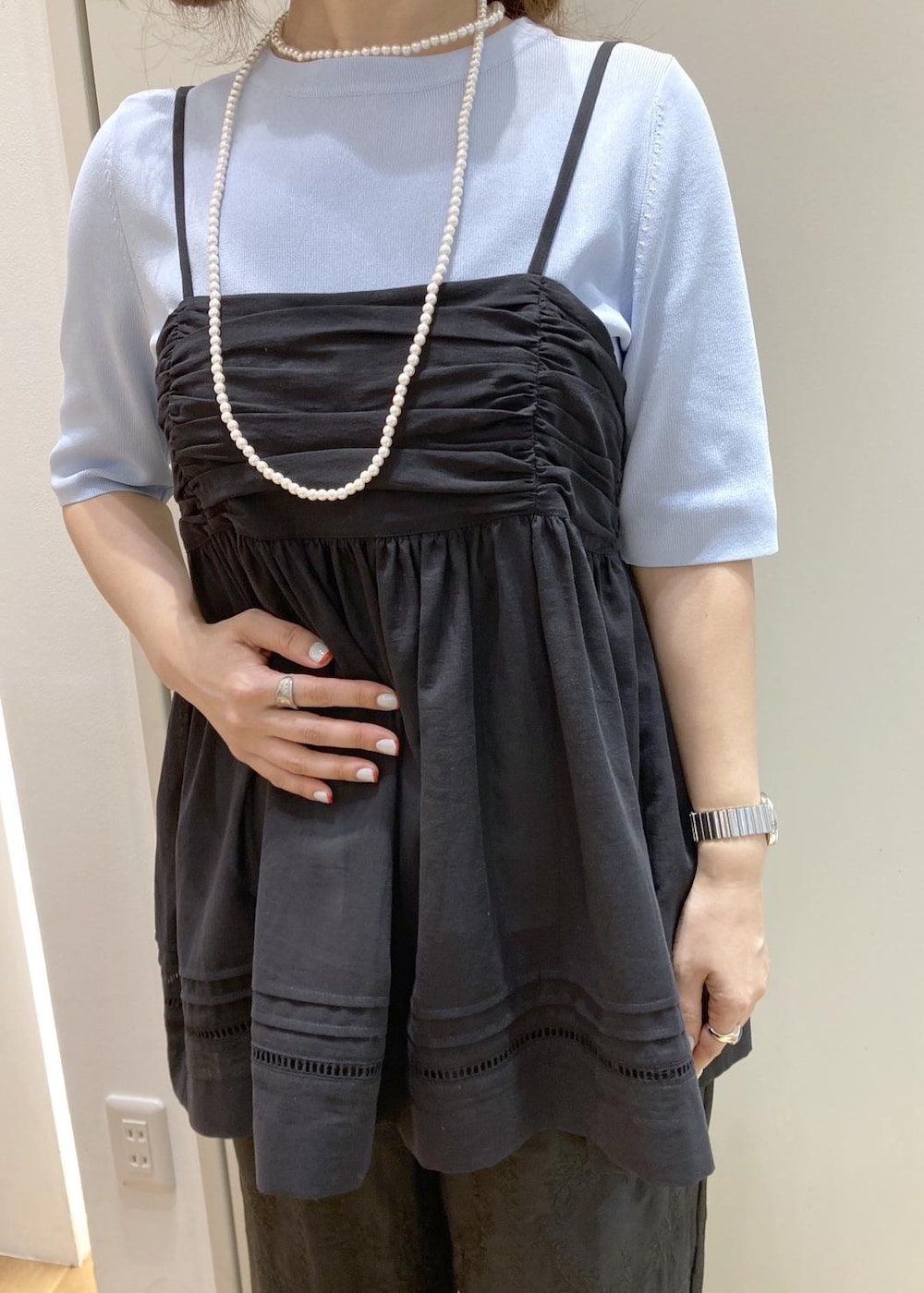 ブラウン系のボストンバッグ、ブラウン系のパンプス、ブラック系のシャツ/ブラウスを着用したレディースの春コーディネートの4枚目の写真