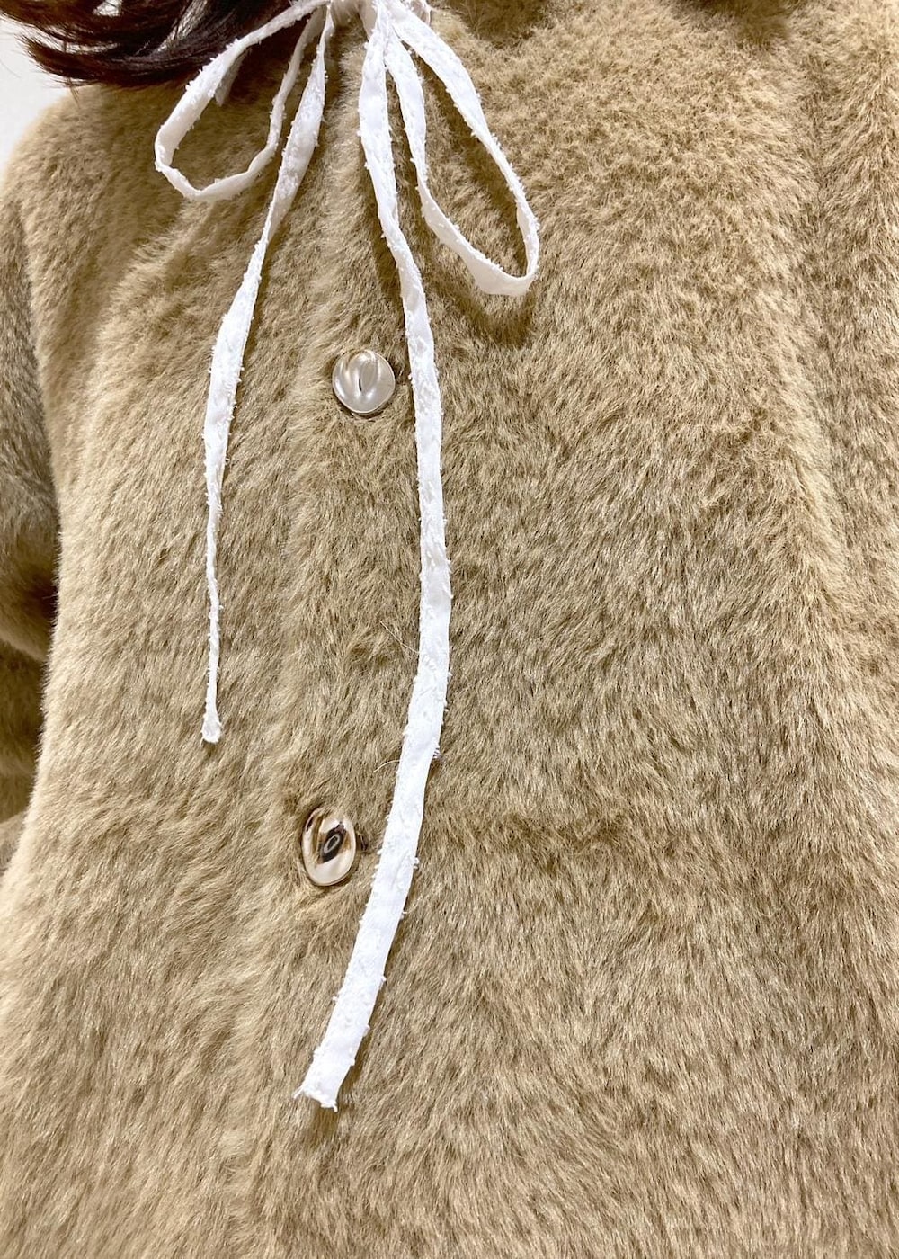 ホワイト系のシャツ/ブラウス、イエロー系のその他アウター、ブラック系のブーツを着用したレディースの秋コーディネートの6枚目の写真