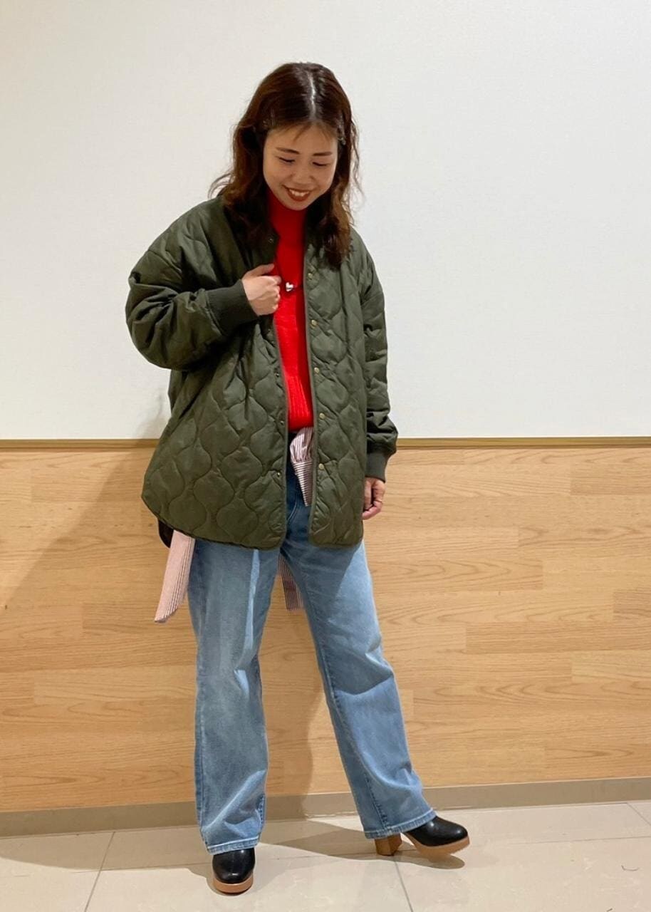 レッド系のシャツ/ブラウス、レッド系のニット/セーター、ブラック系のブーツを着用したレディースの秋コーディネートの2枚目の写真