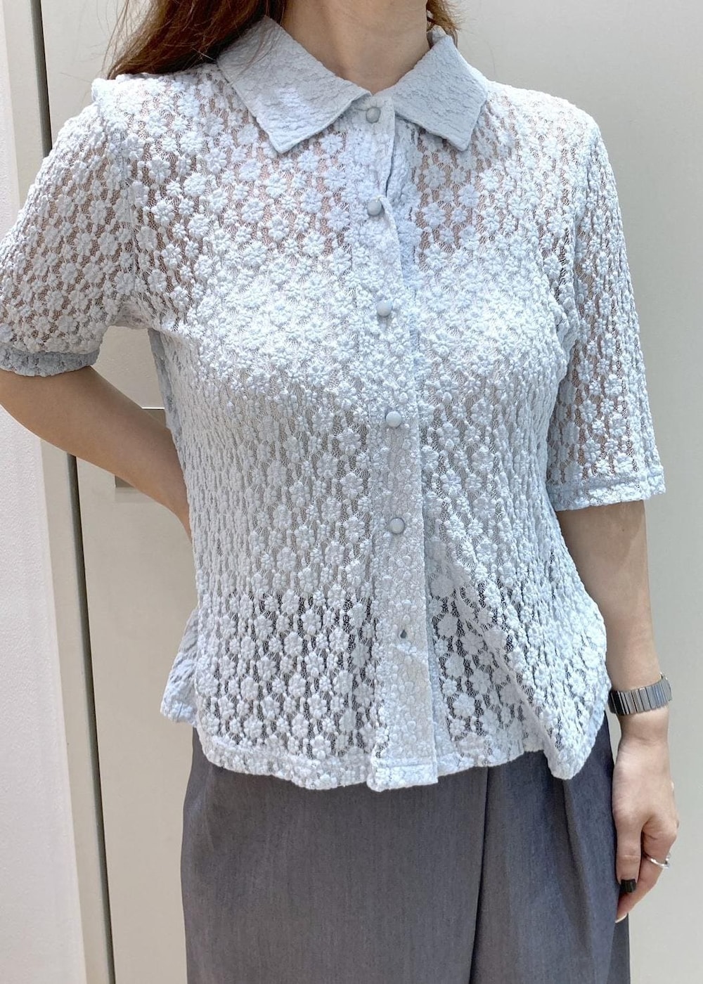 ブラック系のバレエシューズ、ブルー系のシャツ/ブラウス、ブラック系のショルダーバッグを着用したレディースの春コーディネートの4枚目の写真