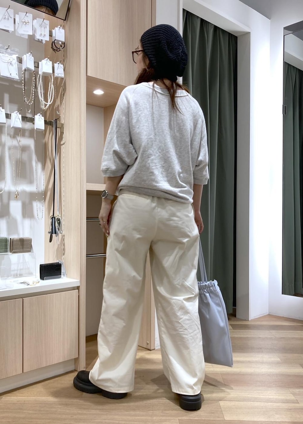 グレー系のTシャツ/カットソー、ホワイト系のチノパンツ、ブルー系のトートバッグを着用したレディースの春コーディネートの3枚目の写真